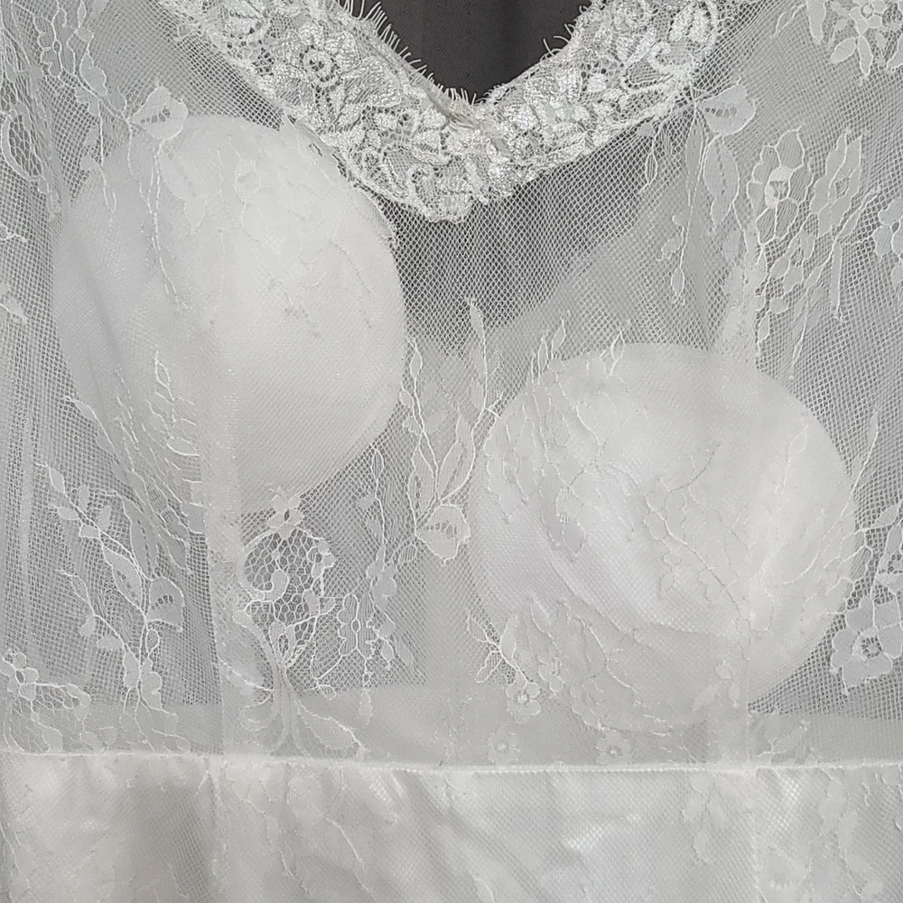 NWT Brides Wedding Dress White Sheer Lacy Floral Zips Train Lined Size 10‎ READ